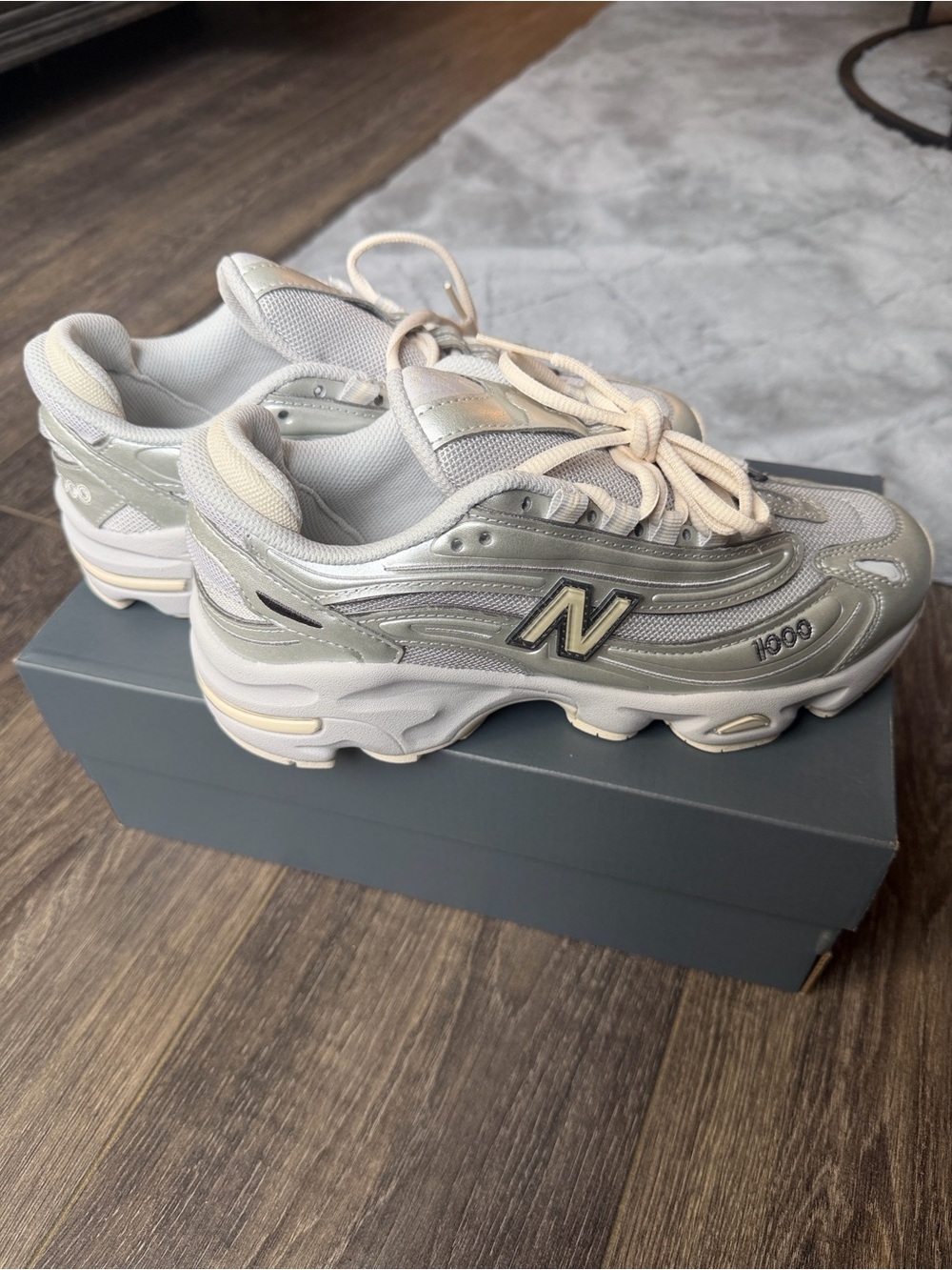 NWT New Balance 1000 - 8W/6.5M - Silver and Beige